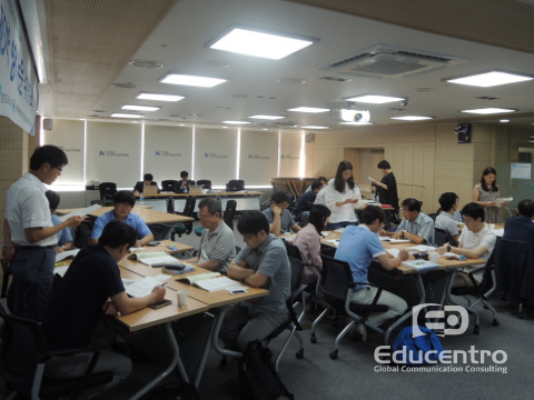 에듀센트로 교육 강의: 조별로 학술발표 시연 중입니다 [Educentro training class].